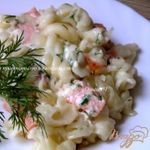 Омлет с пастой, форелью и зеленью