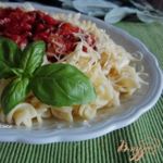 Фузилли с томатно-овощным соусом