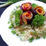 Овощные «розы» на подушке из риса и фасоли