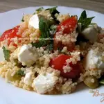 Мятный салат из кускуса с помидорами, фетой и оливками