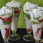 Десерт с клубникой и киви