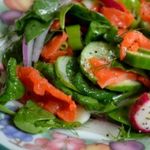 Салат со шпинатом и копченой семгой