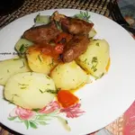 Куриные сердечки тушенные в темном пиве и сацибели