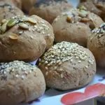 Хлебные булочки с маком, кунжутом и семечками.