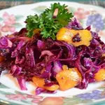 Салат с красной капустой и манго