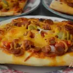 Квадратная пицца с колбасой
