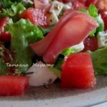 Салат с сыром, кусочками арбуза и ветчиной