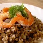 Гречка с луком и королевскими креветками