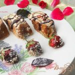 Сладкие роллы из шоколадных блинчиков с клубникой и лимонным курдом
