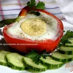 Яичница в перце с кускусом и зеленым горошком