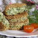 Сырники с рисом и шпинатом в кунжутной панировке