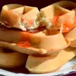 Вафли по бельгийски с  маком и клубникой