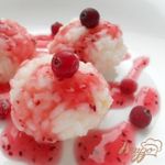Рисовые шарики с вишней и клюквенным соусом