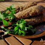 Котлетки в виде люля-кебаб на палочках корицы