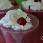 Коктейль молочный ягодный для завтрака