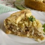 Мясной пирог с рисом, карамелизированным луком и яблоками
