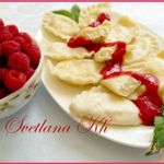 Вареники с творогом и мятно-малиновым соусом