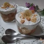 Творожный десерт с ревенем и кусочками банана