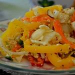 Куриный салат с сыром фета и овощами