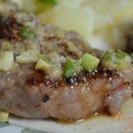Молодой барашек с анчоусами, чесноком и лимоном