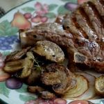 Рибай стейк с грибами и луком