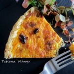 Открытый пирог с морковью и изюмом