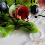 Салат с зеленой спаржей, утиной грудкой и черникой