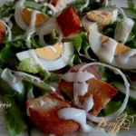 Овощной салат с сухариками и сырным соусом