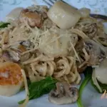 Гребешки с грибами и шпинатом
