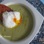 Спаржевый суп с гренками и яйцом пашот
