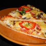 Пицца с колбасой и грибами