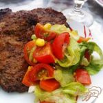 Легкий салат с мясом гриль
