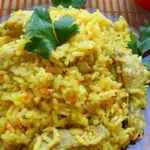 Рассыпчатый рис с курицей и куркумой