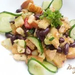Салат с фасолью, курицей и сухариками