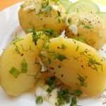 Картофель молодой с маслом, чесноком и укропом