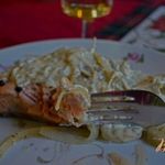 Холодный припушенный лосось под майонезом с травами