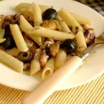 Пенне с дарами моря и маслинами