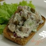 Сельдь на ржаных тостах (со сметаной)