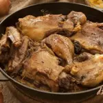 Утка по-деревенски с квашеной капустой, черносливом и тмином