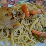 Куриные бедрышки в пакете с овощами