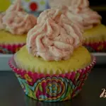 Капкейки с клубничной начинкой и клубничным кремом