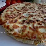 Лепешки с кусочками бекона, сыром и зеленым луком