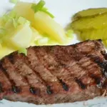 Говядина с маринованным луком