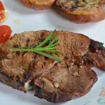Свиные котлеты маринованные с розмарином