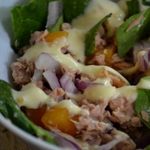Пикантный салат с тунцом
