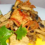Свинина жареная с грибами и черносливом