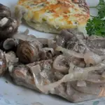 Свиные котлеты на косточке с грибами