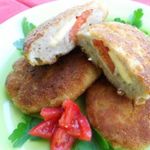 Котлеты куриные с начинкой из сыра и помидора