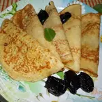Кукурузные блинчики с черносливом и медом