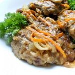 Отбивные из говяжьей печени с овощами